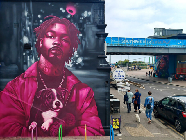 MrDheo - "The pier guard" - Southend-on-sea (UK) 2024 MrDheo - "The pier guard" - Southend-on-sea (UK) 2024 (arte urbana/street art/graffiti/mural)